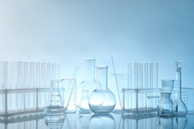 Ayna yüzeyinde ışık arkaplanına karşı laboratuvar camları