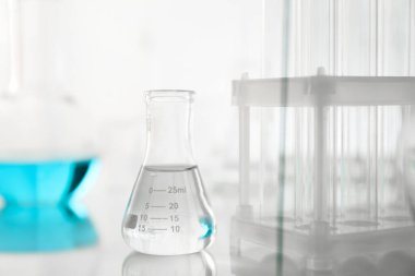 Ayna yüzeyinde ışık arkaplanına karşı laboratuvar camları