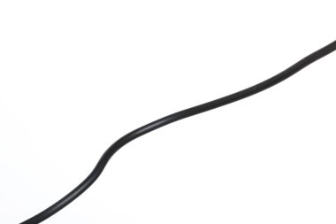 Beyaz arkaplanda siyah bir elektrik kablosu