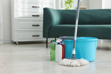 İp paspası, deterjan ve kova kapalı alanda, metin için boşluk