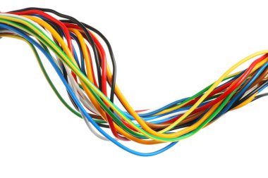 Birçok renkli elektrik kablosu beyaza izole edilmiş.