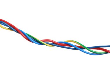 Beyaz arka planda birçok renkli elektrik kablosu