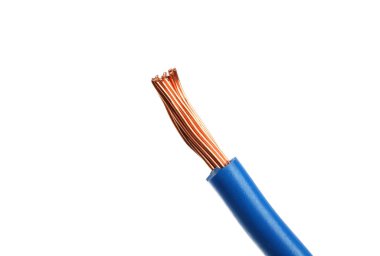 Beyaza izole edilmiş bakır telli mavi şeritli elektrik teli.