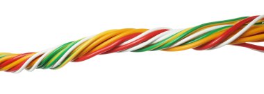 Birçok renkli elektrik kablosu beyaza izole edilmiş.