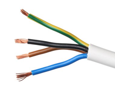 Beyaza izole edilmiş bakır telli kablolar.