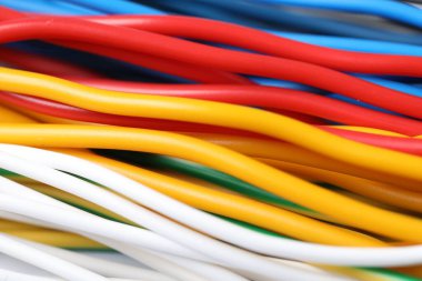 Arka plan olarak birçok renkli elektrik kablosu, yakın plan