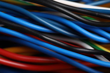 Arka plan olarak birçok renkli elektrik kablosu, yakın plan