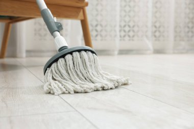 İçerideki zeminde ip paspası. Temizlik ekipmanı