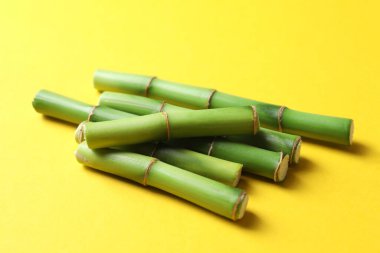 Sarı arkaplanda bambu saplarını kes, yakın plan