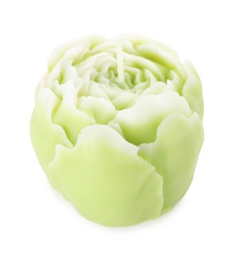 Güzel yeşil çiçek şekilli mum beyaz üzerine izole edilmiş.