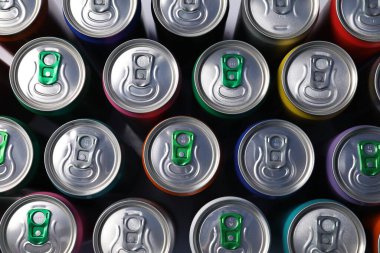 Arka plan olarak birçok alüminyum içecek kutusu, üst görünüm