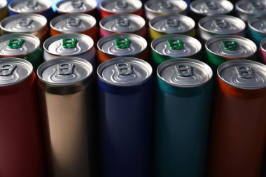 Arka plan olarak birçok alüminyum içecek kutusu, yakın plan