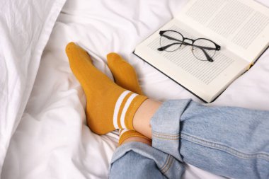 Yatakta turuncu çorap giyen kadın, yakın plan.