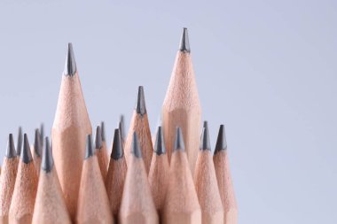 Açık gri arkaplanda birçok kalem, yakın plan