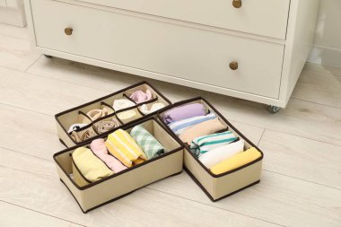 İçerde katlanmış giysileri olan organizatörler