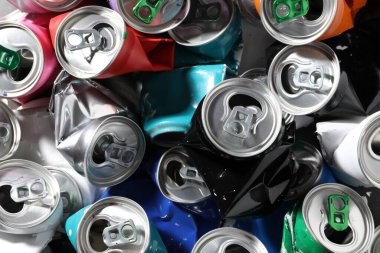 Arkaplan olarak birçok buruşuk teneke kutu, yakın plan