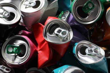 Arkaplan olarak birçok buruşuk teneke kutu, yakın plan