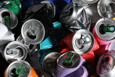 Arkaplan olarak birçok buruşuk teneke kutu, yakın plan