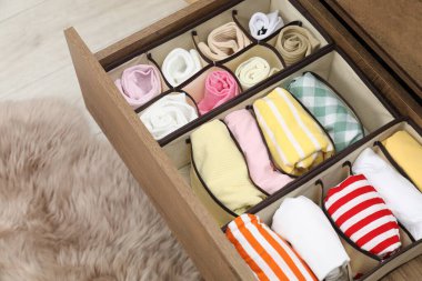 İçerideki çekmecelerde katlanmış kıyafetleri olan organizatörler.