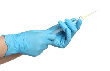 Tıbbi eldivenli doktor beyaz arka planda şırınga tutuyor, yakın plan.