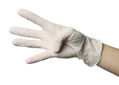 Tıbbi eldiven giyen doktor beyaz arka planda dört parmak gösteriyor.