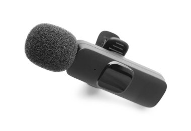 Lavalier mikrofonu beyaza izole edilmiş. Ses ekipmanları