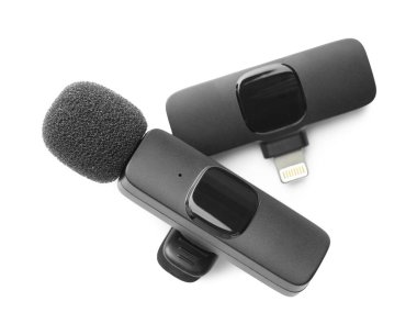 Lavalier mikrofon ve kablosuz alıcı beyaz, üst görünümde izole