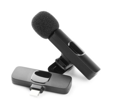 Lavalier mikrofon ve kablosuz alıcı beyaz renkte izole edildi