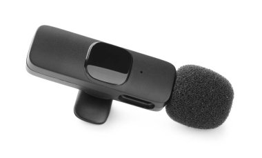 Lavalier mikrofonu beyaza izole edilmiş. Ses ekipmanları