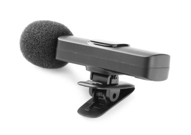 Lavalier mikrofonu beyaza izole edilmiş. Ses ekipmanları