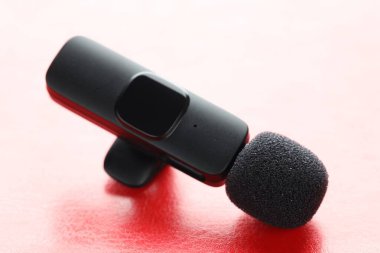 Renkli arka planda Lavalier mikrofonu, yakın plan. Ses ekipmanları