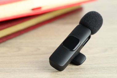 Lavalier mikrofonu ahşap masada, yakın plan. Ses ekipmanları