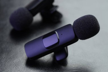 Lavalier mikrofonları siyah masada, yakın plan. Ses ekipmanları