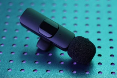 Lavalier mikrofonu neon lambalı masanın üzerinde, yakın plan.