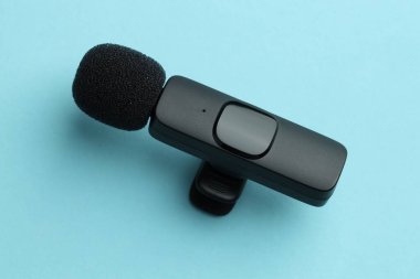 Açık mavi arkaplanda Lavalier mikrofonu, üst görünümde