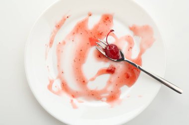 Kirli tabak ve çatal beyaz arka plan, üst görünüm