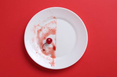 Kırmızı arkaplanda kirli bir tabak, üst görünüm