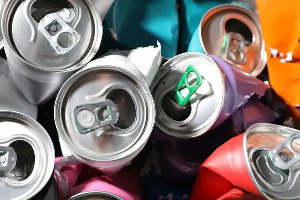 Arkaplan olarak birçok buruşuk teneke kutu, yakın plan