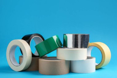 Açık mavi arkaplanda farklı bantların ruloları