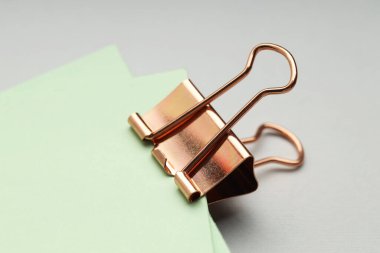 Gri arkaplan üzerine notları olan klasör klibi, yakın plan