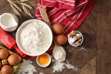 Hamur için merdane ve malzemeler ahşap masada, düz yerde. Metin için boşluk
