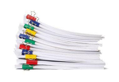 Beyaz üzerine izole edilmiş kağıt sayfaları ile cilt ataçları