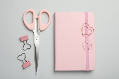 Gri arkaplanda farklı kırtasiye malzemesi, düz konum