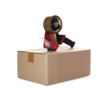 Yapıştırıcı bant ve karton kutu beyaz üzerinde izole