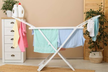 Evde temiz çamaşırlarla kuru askı.