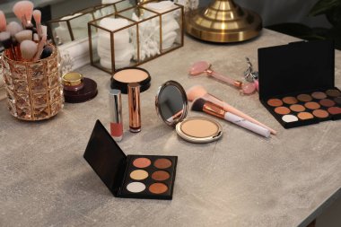 Makyaj odası. Gri makyaj masasında farklı güzellik ürünleri