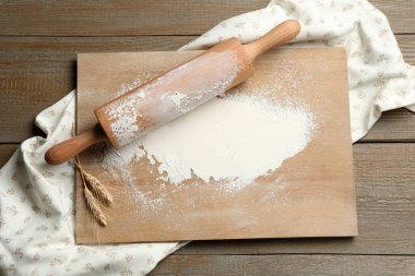 Yuvarlak iğne, tahta, un ve çiviler ahşap masa, üst manzara