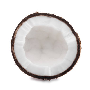 Çatlak hindistan cevizinin yarısı beyaza izole edilmiş.