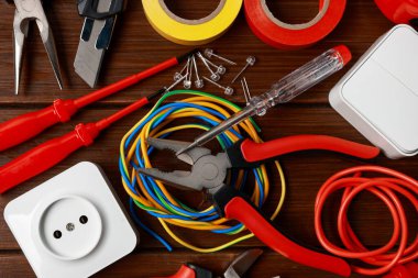 Tahta masada farklı elektrikli aletler var.