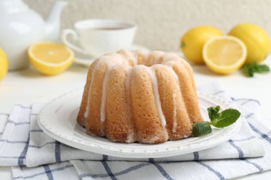 Lezzetli limonlu pasta, jöleli ve nane şekerli, yakın plan.